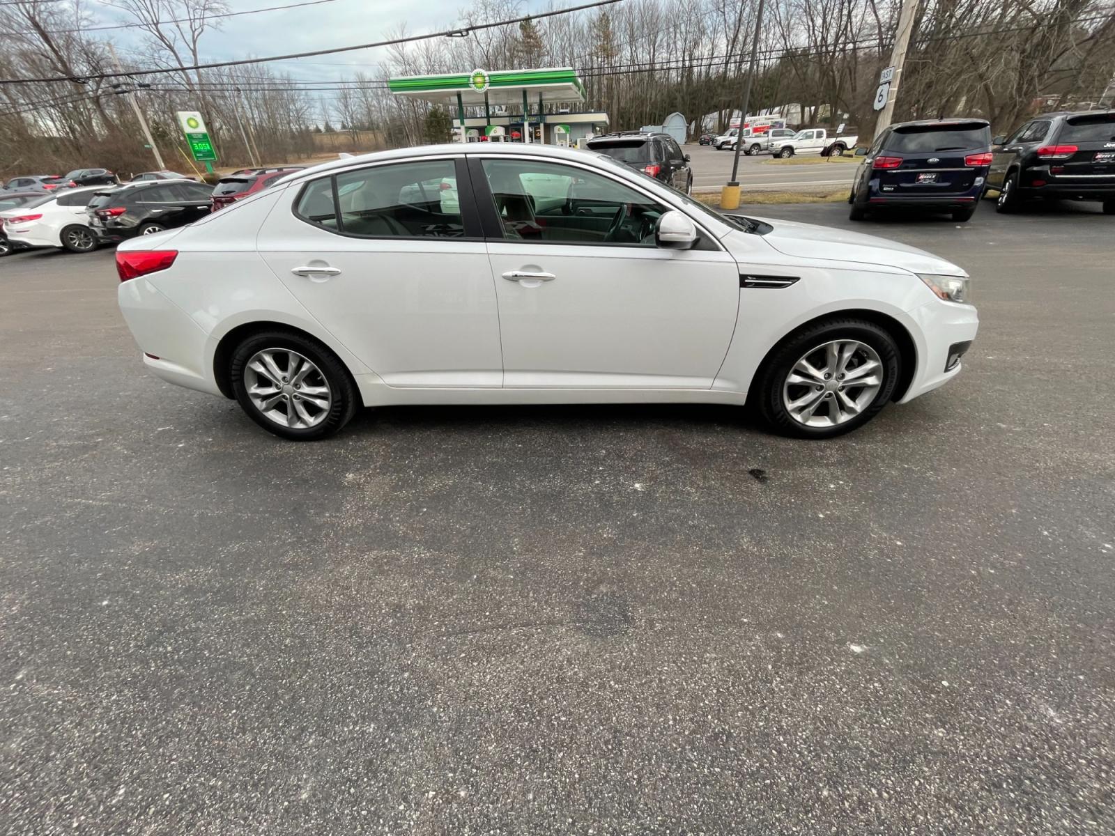 2013 White /Beige Kia Optima EX (5XXGN4A71DG) with an 2.4L I4 DOHC 16V engine, 6-Speed Automatic transmission, located at 11115 Chardon Rd. , Chardon, OH, 44024, (440) 214-9705, 41.580246, -81.241943 - This 2013 Kia Optima EX with push-button start offers a blend of performance and luxury features that cater to driver comfort and convenience. Achieving an impressive fuel economy of 28 MPG combined and 35 MPG on the highway, it's an efficient choice for both city drives and long journeys. The model - Photo #5